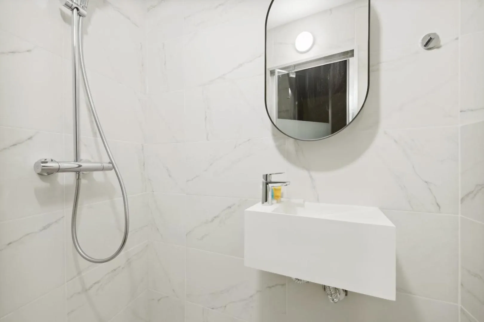 342 Suite Elena - Stunning Parisian Apartment باريس